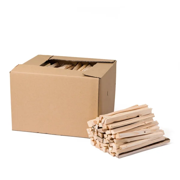 Anfeuerhölzchen Box aus Tannenholz in einer Kartonschachtel verpackt.